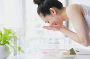 Phân biệt mụn viêm và mụn không viêm: Chăm sóc da tại nhà đúng cách