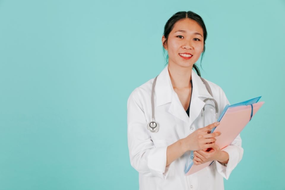 Bác sĩ da liễu giải đáp cách phân biệt mụn cám và mụn đầu đen