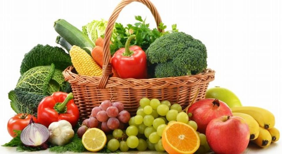 Rau xanh và hoa quả tươi thuộc nhóm các thực phẩm tốt cho da mụn