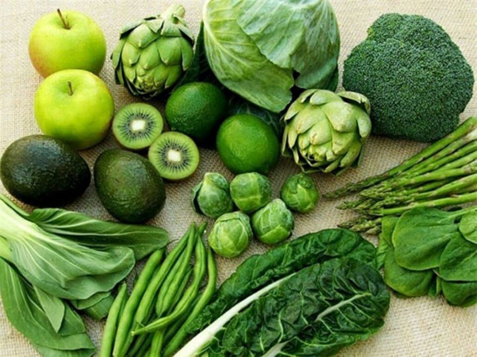 Rau xanh và hoa quả tươi là loại thực phẩm tốt cho da mụn