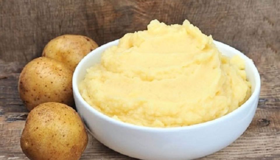 Cách trị quầng thâm mắt tại nhà – Dùng khoai tây nghiền