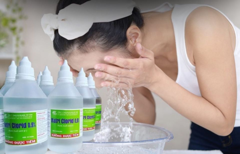 Cách điều trị mụn viêm bằng nước muối sinh lý