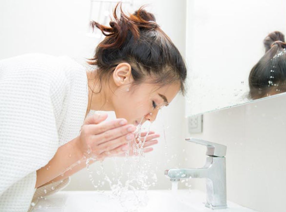 Rửa mặt quá nhiều hoặc quá ít là một trong những sai lầm khi chăm sóc da mụn viêm