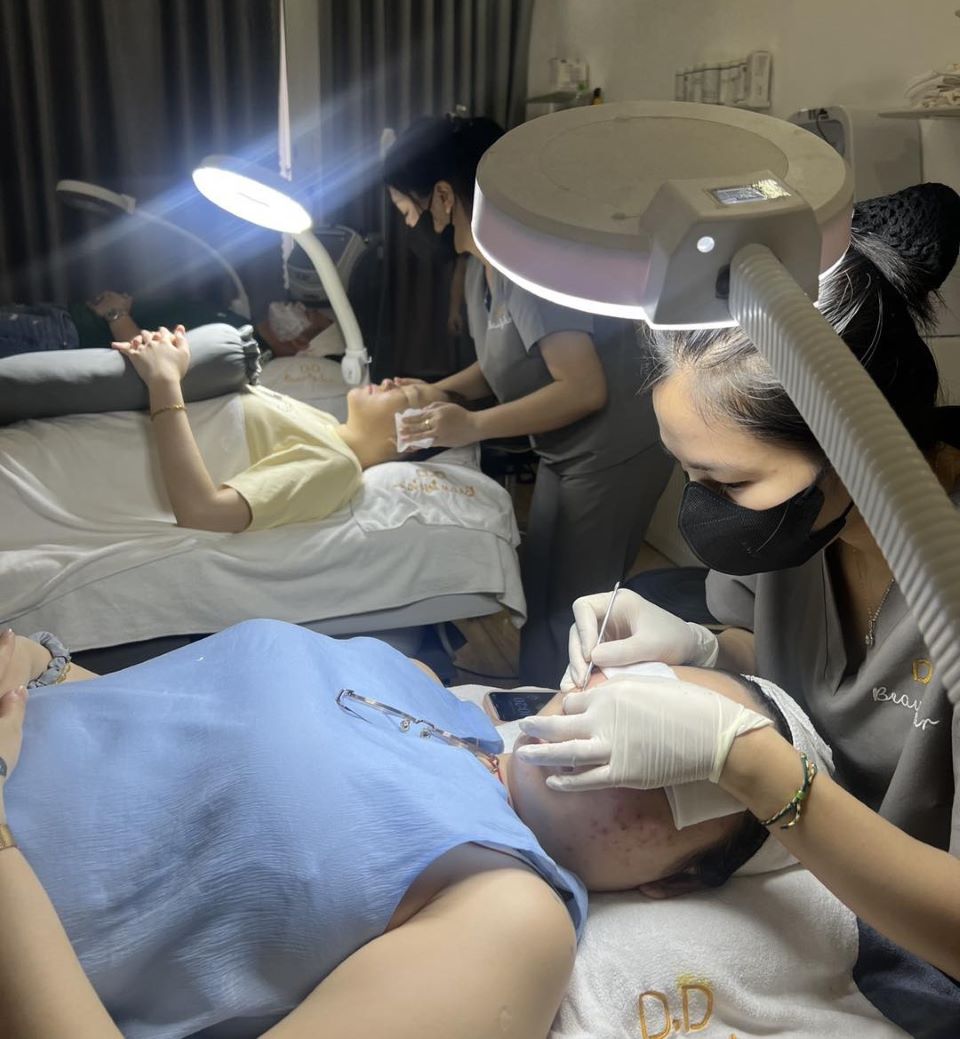 Tại sao nên lấy nhân mụn chuẩn y khoa tại D.D Beauty Bar?
