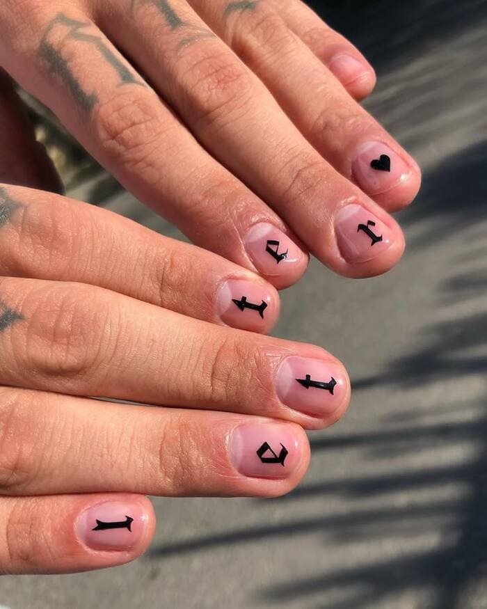 Mẫu nail vẽ chữ cái cho nam