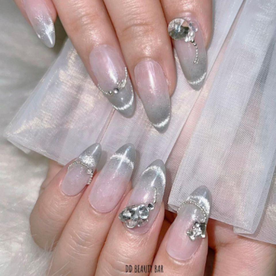 Móng tay đính đá nhẹ nhàng