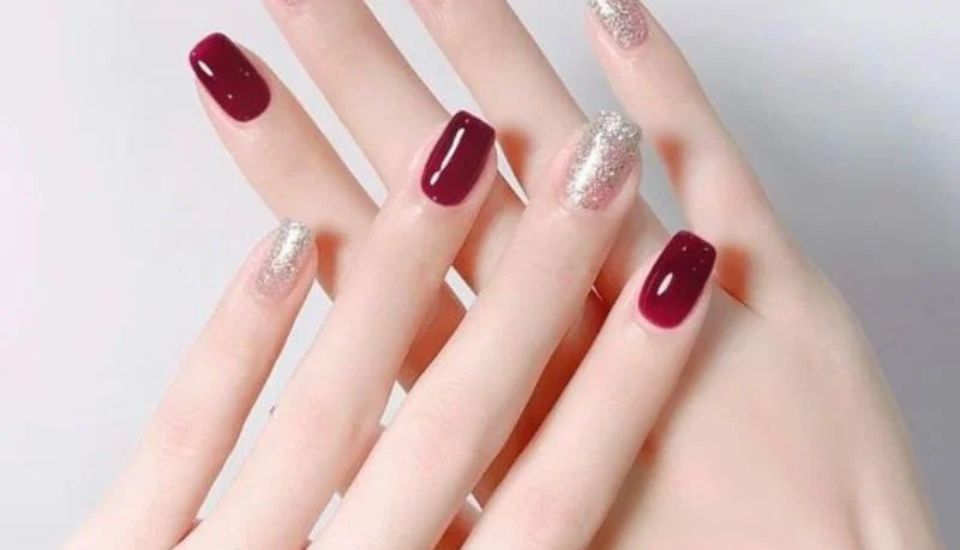 Nail đỏ rượu phủ nhũ