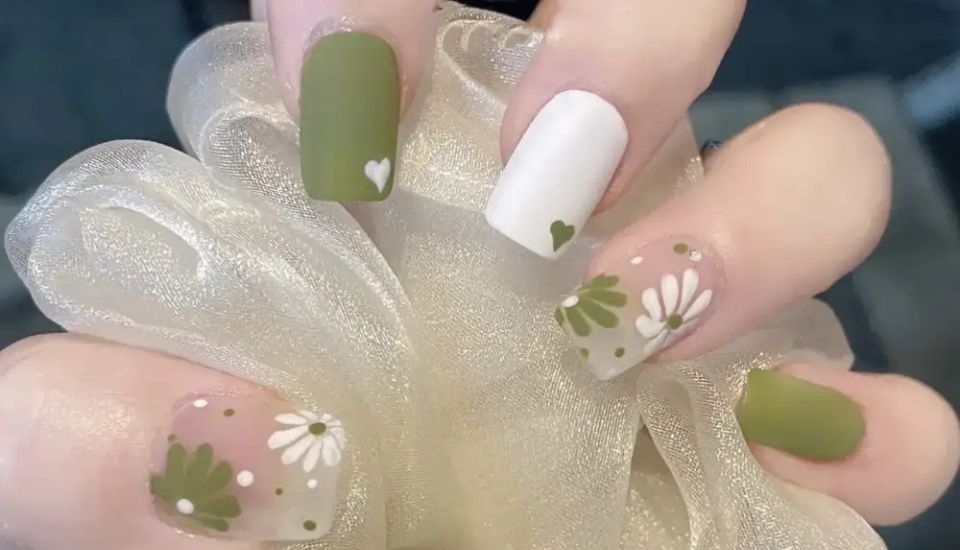 Nail hoa cúc tone xanh mạ kết hợp họa tiết trái tim