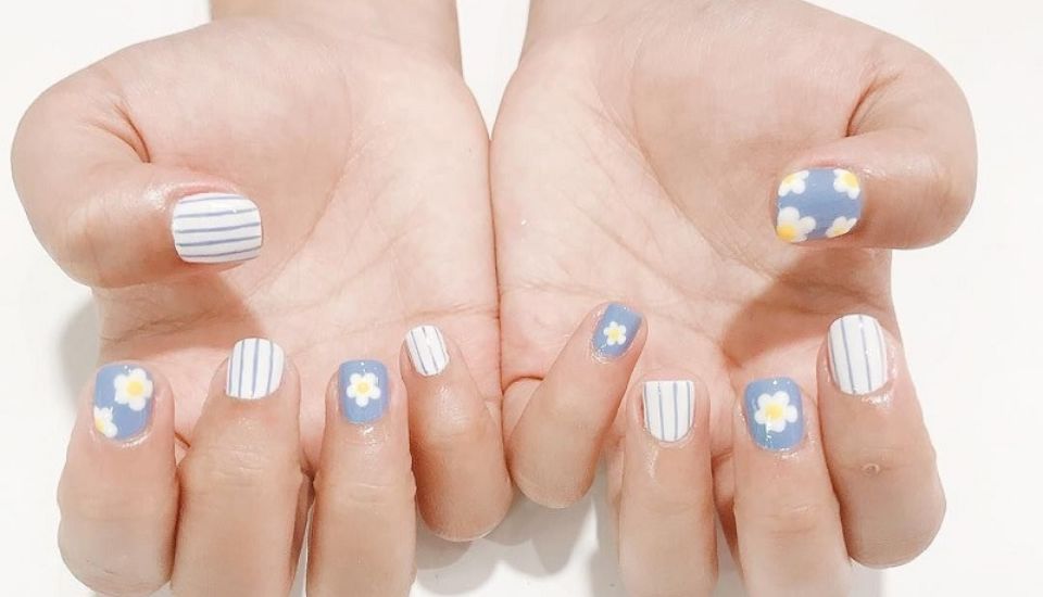 Nail hoa cúc nhỏ tinh tế trên nền pastel
