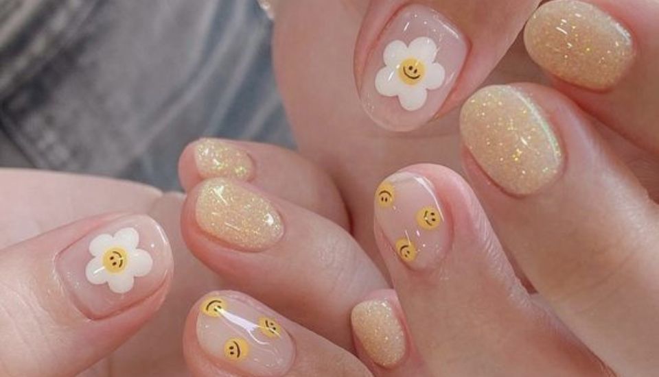 Mẫu nail hoa cúc lớn làm điểm nhấn