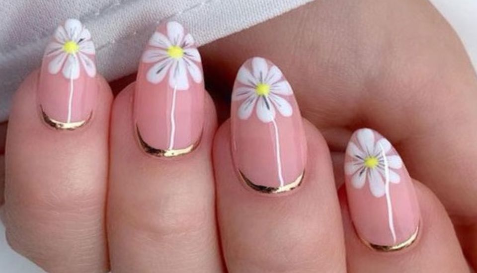 Mẫu nail hoa cúc kết hợp tráng gương hiện đại