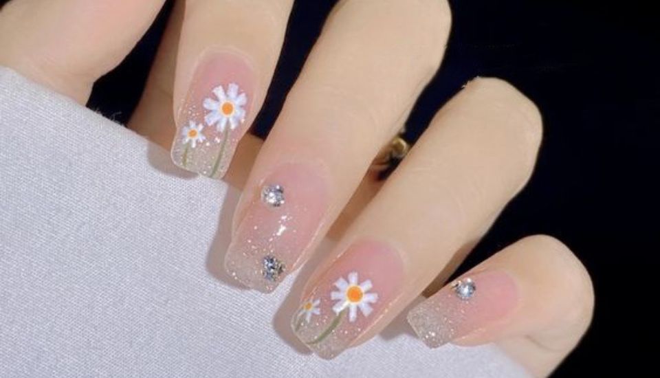 Nail hoa cúc tối giản cho người thích phong cách nhẹ nhàng