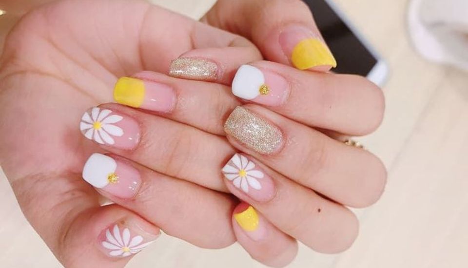 Nail hoa cúc phối họa tiết lá, chim hoặc chấm bi