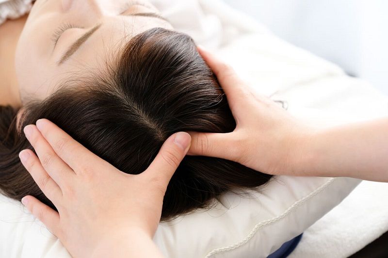 Tự Massage Đầu & Massage Đầu Chuyên Nghiệp: Nên Chọn Cách Nào?